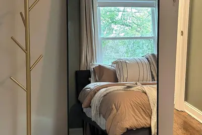 Image de Charming 3-bedroom bungalow, Bonus Room Gym & Private Backyard, minutes from Uc