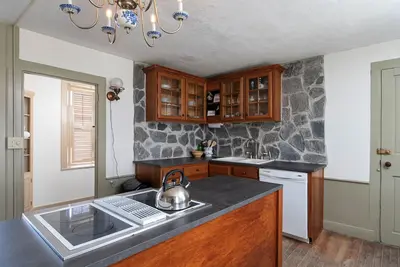 Image de Spacious 5-bedroom Historic Stone House near Okemo