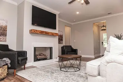 Image de PeachyPointe- New-Cute&Cozy-3Bedroom- Sleeps 6-Fenced In backyard-NearLaTech!