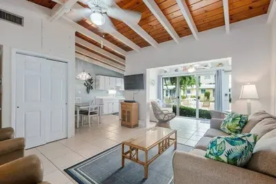Image de 65 Premium- Island Vibes - Your Perfect One-Bedroom Villa in Siesta Key Awaits