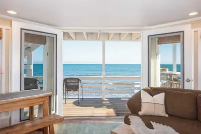 Image de Beach House on the Sand at Miramar Beach within Steps of the Rosewood Resort