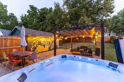 Image de Hot tub in beautiful backyard!