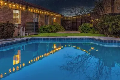 Image de Peaceful Boho stays-4BRs-amazing pool-patio&deck-mini golf-Stafford\n