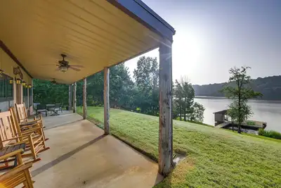 Image de Quiet Lake Gladewater Getaway w/ Dock & Kayaks!