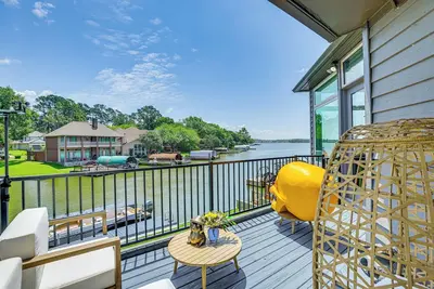 Image de Exquisite Canal-Front Home: Access to Lake Conroe!