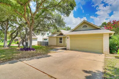Image de Deck & Greenbelt Access: Lovely Austin Home