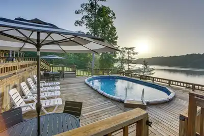 Image de Lakefront Gladewater Retreat w/ Dock + Hot Tub!