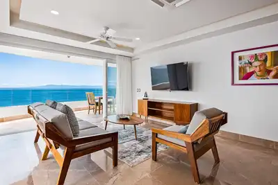 Image de Luxurious condo with large oceanfront balcony and pool with view