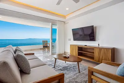 Image de Luxurious 6th-floor condo with pool, oceanfront balcony & water view