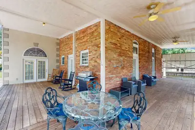 Image de Relax riverside at this serene mountain getaway, complete with modern comfort.