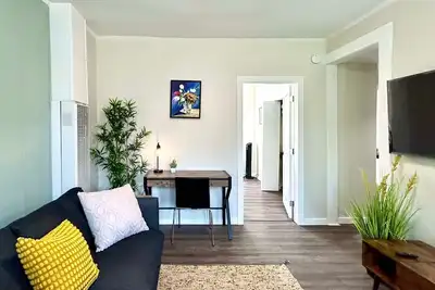 Image de Modern & Newly Renovated-Centrally located/King Bed/Free Parking