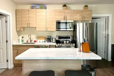 Image de Stylish Deluxe Kitchen /King Bed/Laundry/Free Parking