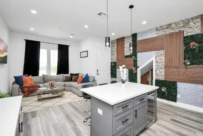 Image de Serenity Lodge| Near Med Center\n\n