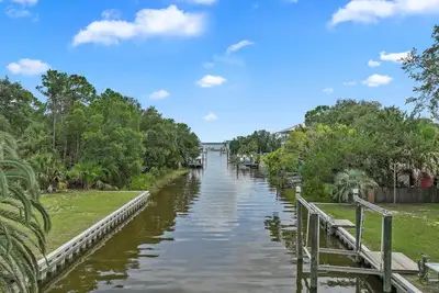 Image de Pachs Crab Shack - Charming Waterfront 3 bed 1. 5 bath House with a Dock