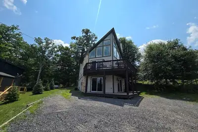 Image de Terps Hideaway - Spacious 5br Escape w/ Hot Tub & Pool Table