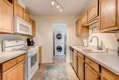 Image de Cozy 2bd 2ba near Nob Hill home Garage Parking