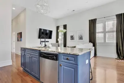 Image de Hip and Sophisticated Condo -- Live Like a Local!