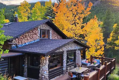 Image de Historic Stone Mountain Lodge with Private Pond - convenient and secluded