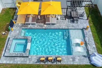 Image de New Luxury Villa with Heated Pool & Spa near famous Vanderbilt Beach & Mercato.