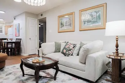 Image de Trendy & Fun Savannah Condo w/Parking & Backyard