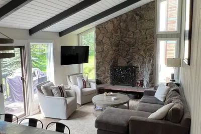Image de Newly remodeled, stunning Mountain View’s, steps to ski shuttle, hot tub