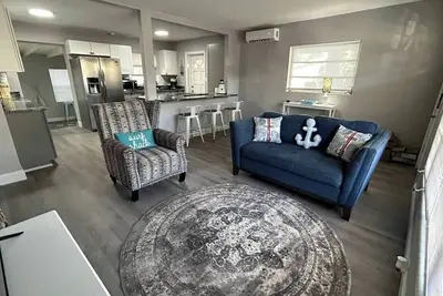 Image de Great Home Close to shops, Fit, Beaches, and Space X