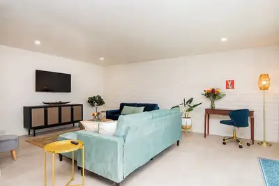 Image de Charming brick 4-bedroom house with hot tub, private pool!