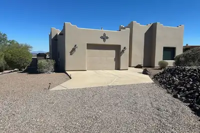 Image de Saguaro Studded City and Mountain Views in the Tucson Mountain foothills.