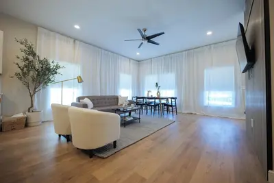 Image de New Home, Walk to Clinic, Private Patio & Hot Tub!