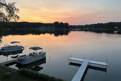 Image de Your rustic lakeside retreat awaits at Goldens on the Lake!