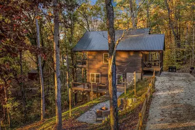 Image de Relaxation Haven: New Luxury Cabin with Game Room and Hot Tub, Minutes from Pigeon Forge and Smokies