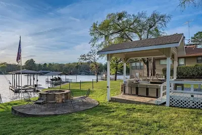 Charming Boutique Lakefront Getaway - Cedar Creek