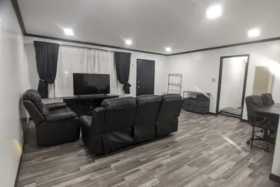 Image de 3 bedroom with 4 beds, 2 bathroom. Central to Los Angeles Metro Area, 7119