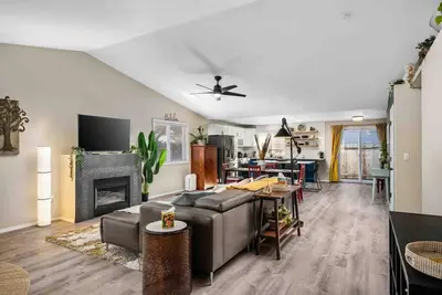 Image de Incredible Single Level Home, Open Layout, All New Decor and Furnishing, Fenced Backyard, Patio