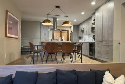 Image de Grand Hyatt|Modern, Luxurious condo w/ contemporary design, large kitchen & multi level living