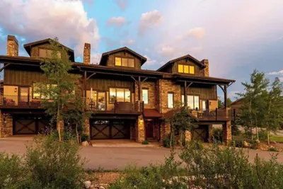 Image de 3 Level Townhome, Ski Shuttle, Views, Hot tub!