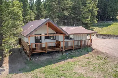 Image de Adventure Log Cabin with Expansive Views, Discovery Ski Hill nearby, walk to downtown. Perfect for couples and small families!