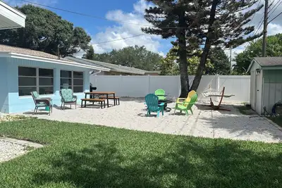 Image de Beautiful tropical 🏝️ 3-bed 2 bath home 2 mls to sugar sand beaches, WiFi, cold Ac