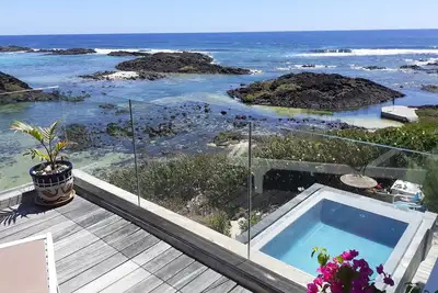 Grande villa moderne avec vue panoramique sur l'océan et le lagon