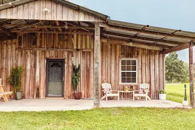 Image de Charming country guest house on 20 acres with a private lake and hobby farm.