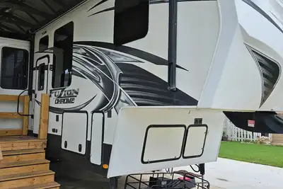 Image de Comfortable Rv 5th Wheel located in  Sargent, Tx in the coastal town of Sargent.