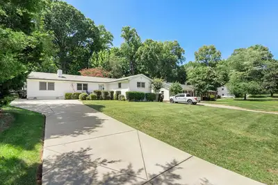 Image de Madison Park Charmer in great location!