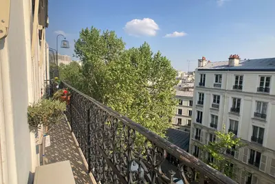 Image de Appartement avec Charme Typique Parisien - Balcon plein Sud