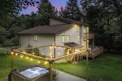 Image de Steps to Hiking, Fly Fishing, Hot Tub, Arcade Game, Fire Pit, Pet Friendly