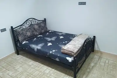 Image de 2 bedroom 1 bathroom surrounded by mountains and lakes