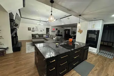 Image de Urban Cowboy Oasis | Pets Ok | Near Stadiums, Dwtn