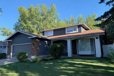 Image de 5 minute walk to Fish Creek Provincial Park. Large deck, Bbq grill, and hot tub.