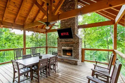 Image de Smoky Mt. Cabin w/ Theater, Pool, Hot Tub & Firepit Fun