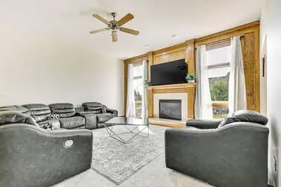 Image de Pet-Friendly Johnston Getaway w/ Deck & Yard!