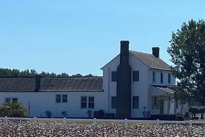 Image de 4-bedroom farmhouse completely renovated just min outside historic  Edenton